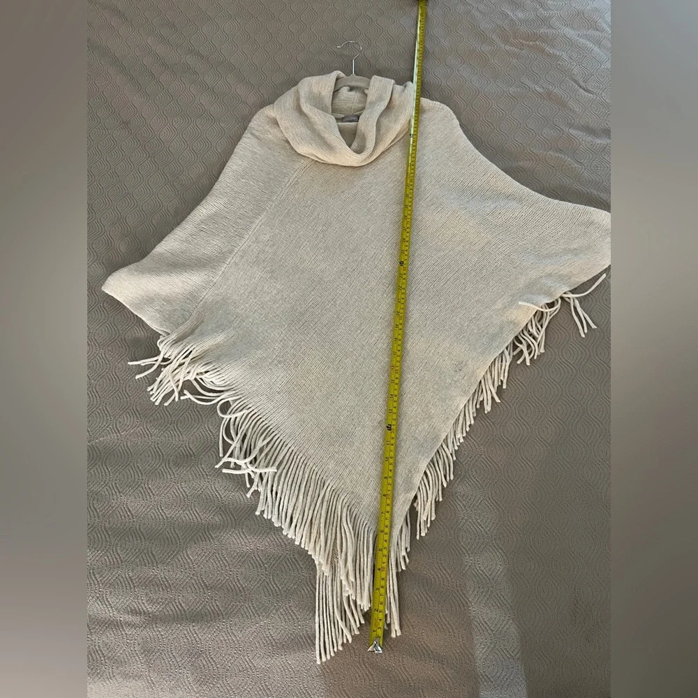 🆕 Chico’s Cream Poncho with Fringe,!one size - Picture 3 of 7